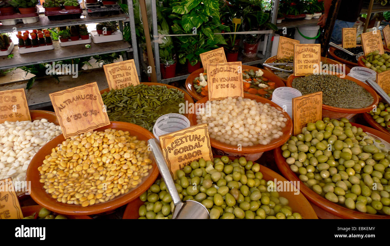 eingelegte Gemüse auf einem Markt, Alcudia, Mallorca, Balearen, Spanien Stockfoto