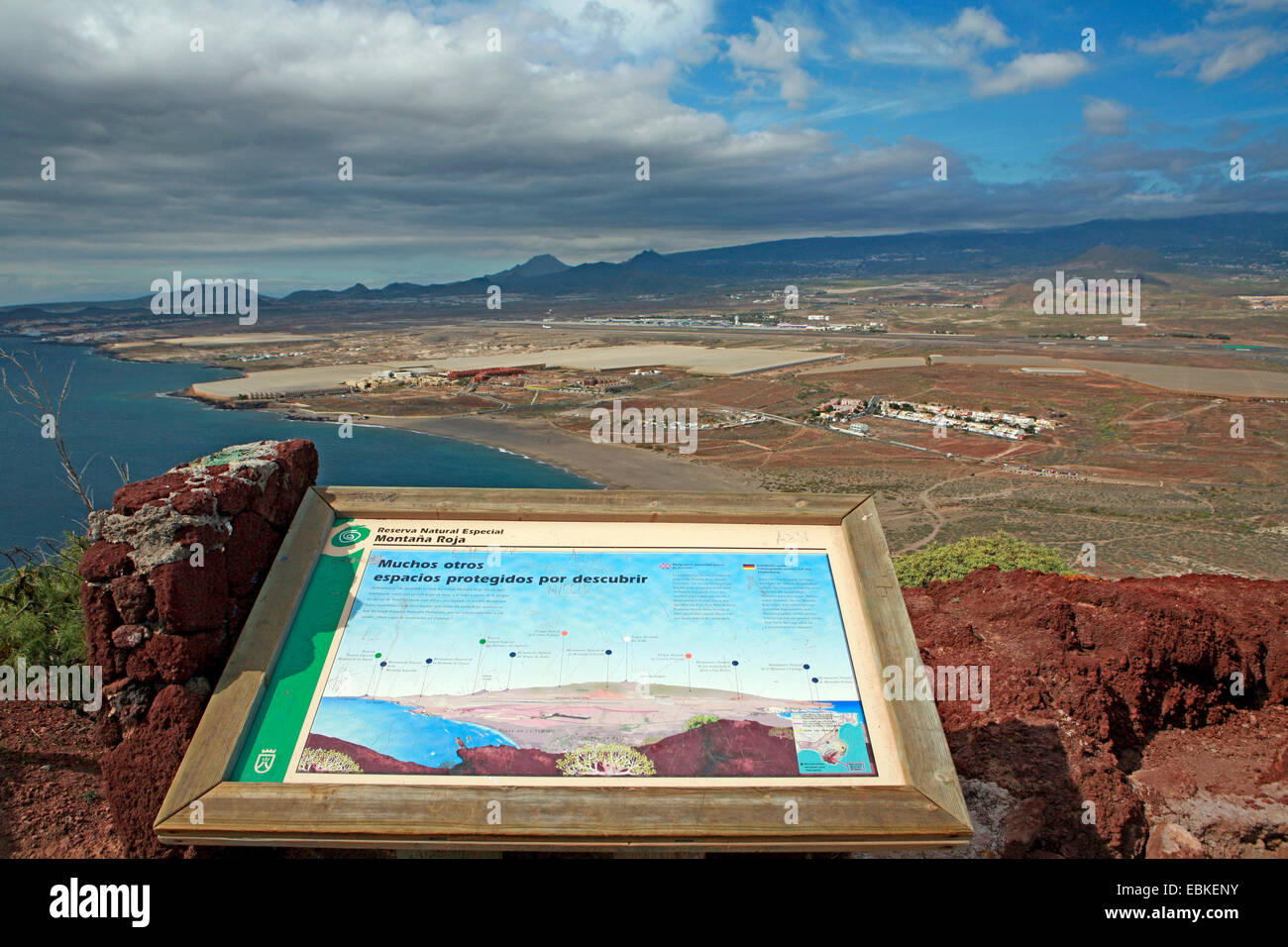 Blick vom Montana Rocha, Playa De La Tejita, Teneriffa Süd Flughafen im Hintergrund, Kanaren, Teneriffa, El Medano Stockfoto