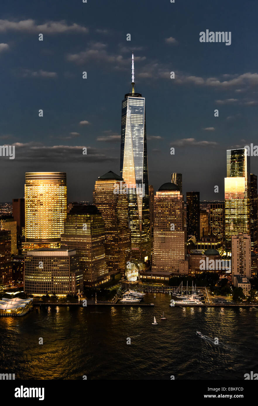 USA, New York State, New York City, Luftaufnahme der Stadt mit Freedom Tower bei Nacht Stockfoto