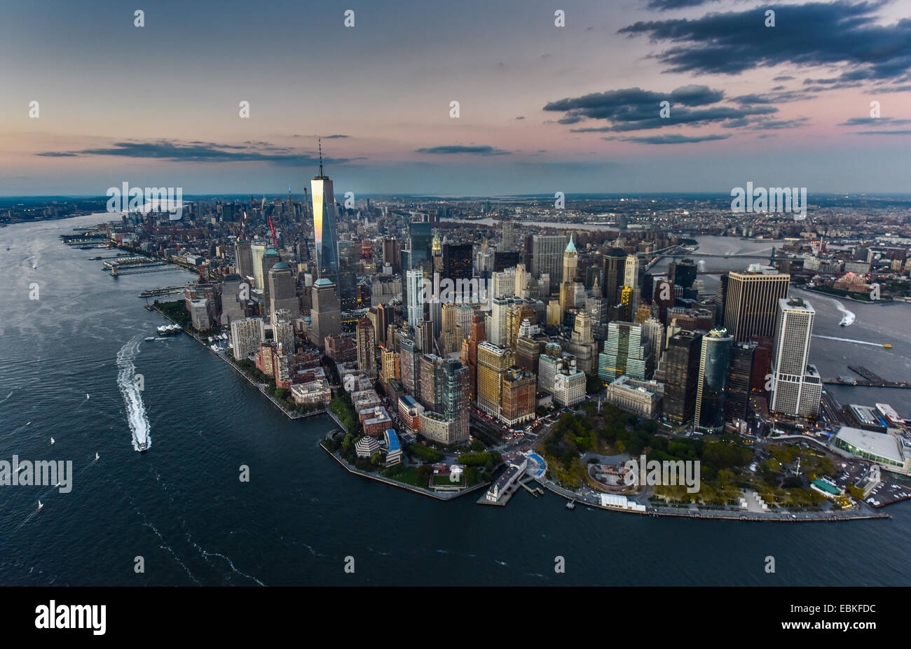 USA, New York State, New York City, Luftaufnahme der Stadt mit Freedom Tower bei Sonnenuntergang Stockfoto