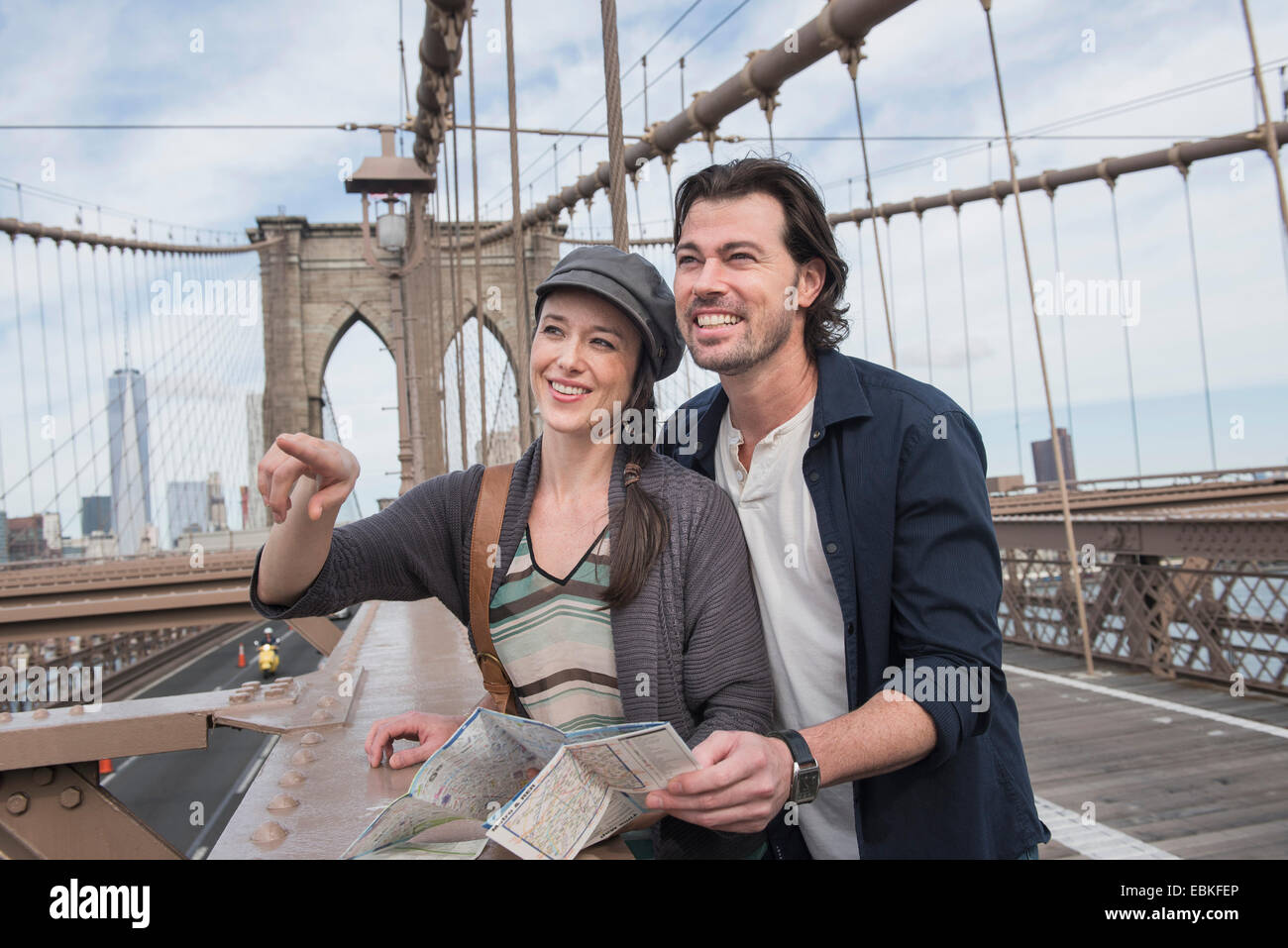 Happy, Brooklyn, New York State, New York City, USA zu zweit, mit der Karte auf der Brooklyn Bridge Stockfoto