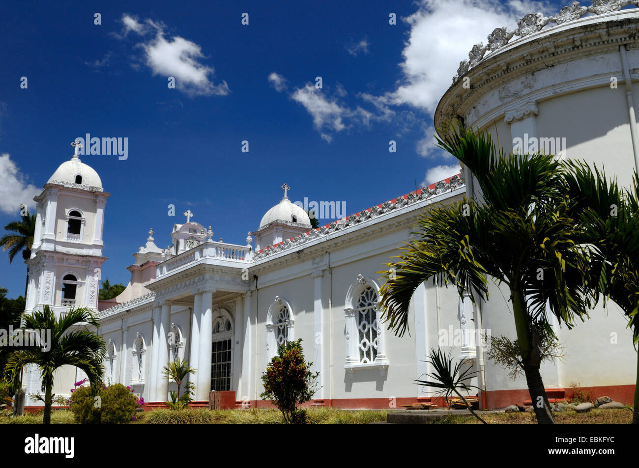 Weiße Kirche von Naranjo katholischer an einem sonnigen Tag, Costa Rica Stockfoto