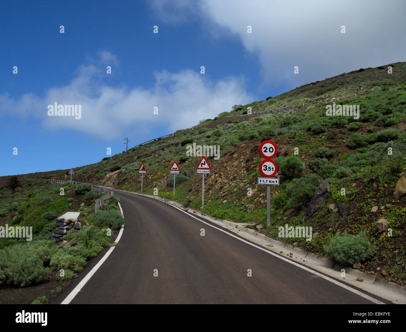 Dschungel der einander gegenüberstehenden Zeichen einer neuen Straße im Tal Tazo, Kanarische Inseln, Gomera Stockfoto