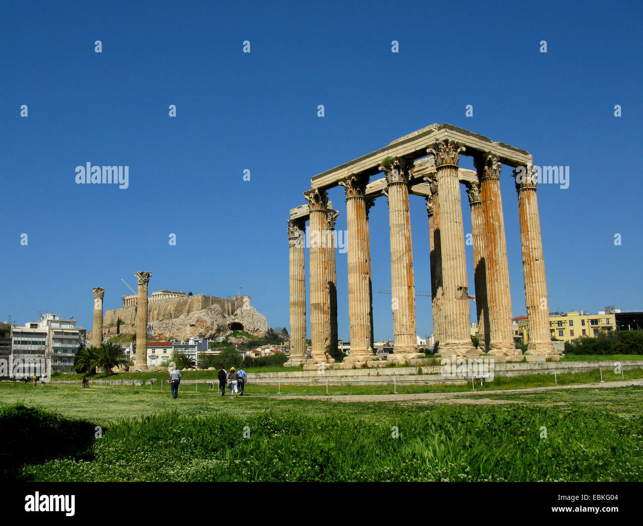 Tempel des Zeus in Athen, Olympieion, Akropolis im Hintergrund, Griechenland, Athen Stockfoto