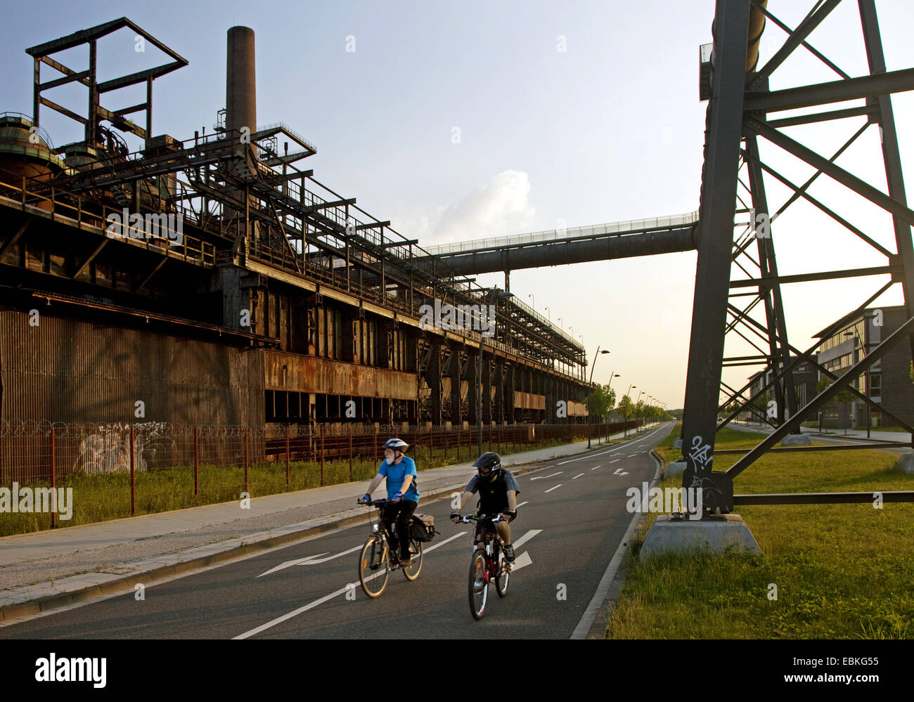 zwei Radfahrer auf der Straße zwischen ehemaligen Stahl Industrie Phoenix West, Deutschland, Nordrhein-Westfalen, Ruhrgebiet, Dortmund Stockfoto