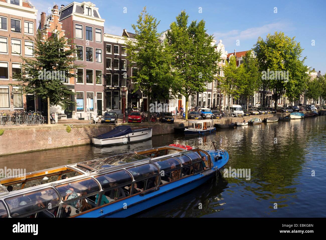 Das Boot gleitet durch das ruhige Wasser des Prinsengracht-Kanals in Amsterdam inmitten des pulsierenden Stadtlebens, Niederlande, Europa Stockfoto