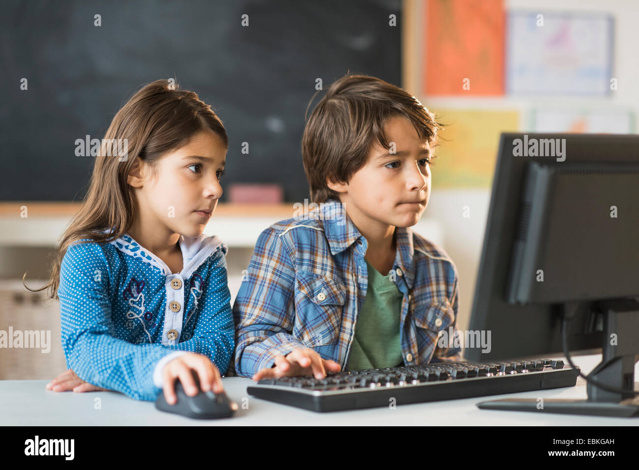 Schüler (6-7) mit Computer im Klassenzimmer Stockfoto