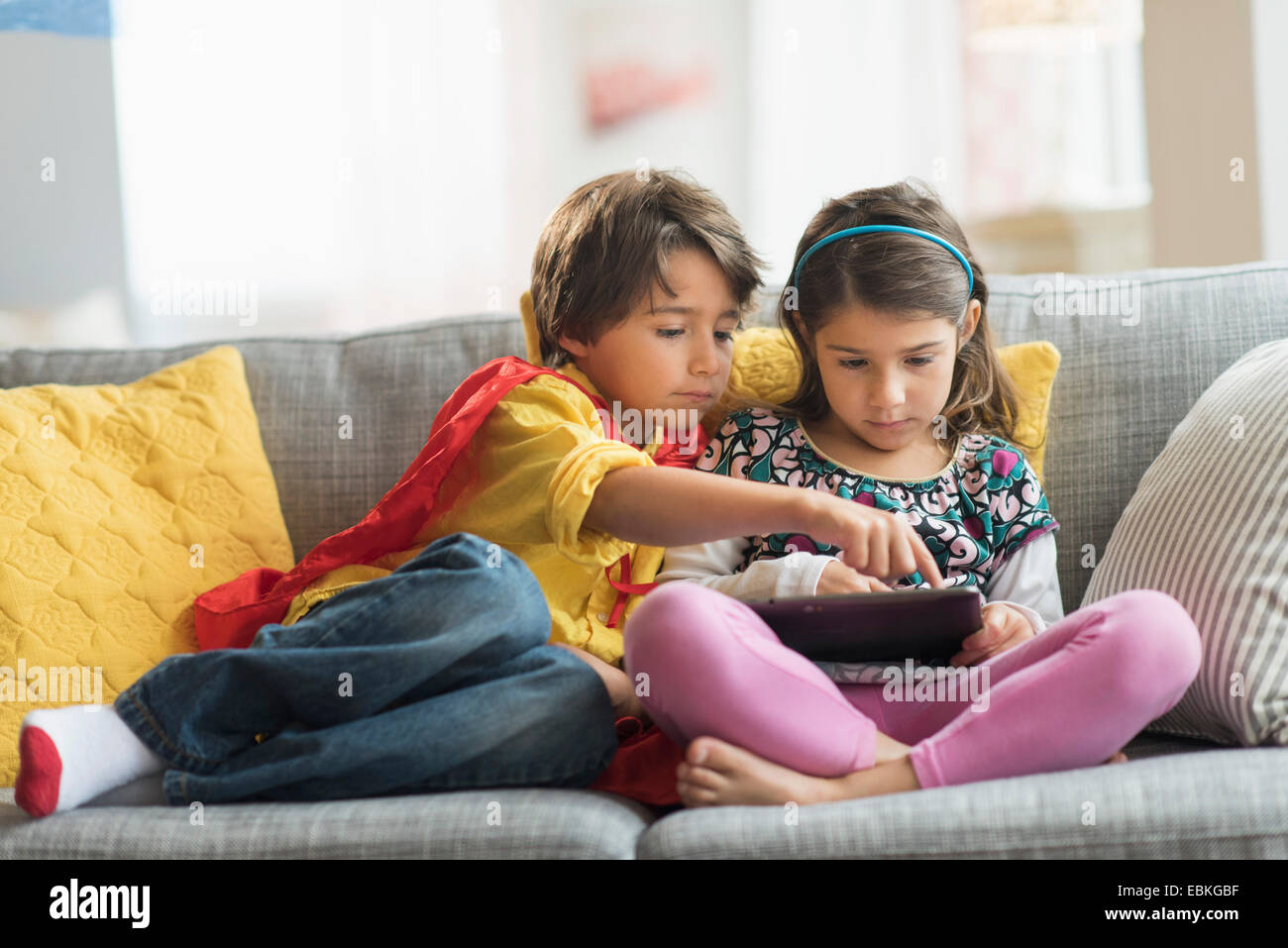 Kinder (6-7) Rollenspiel auf Tablet-pc zu Hause Stockfoto