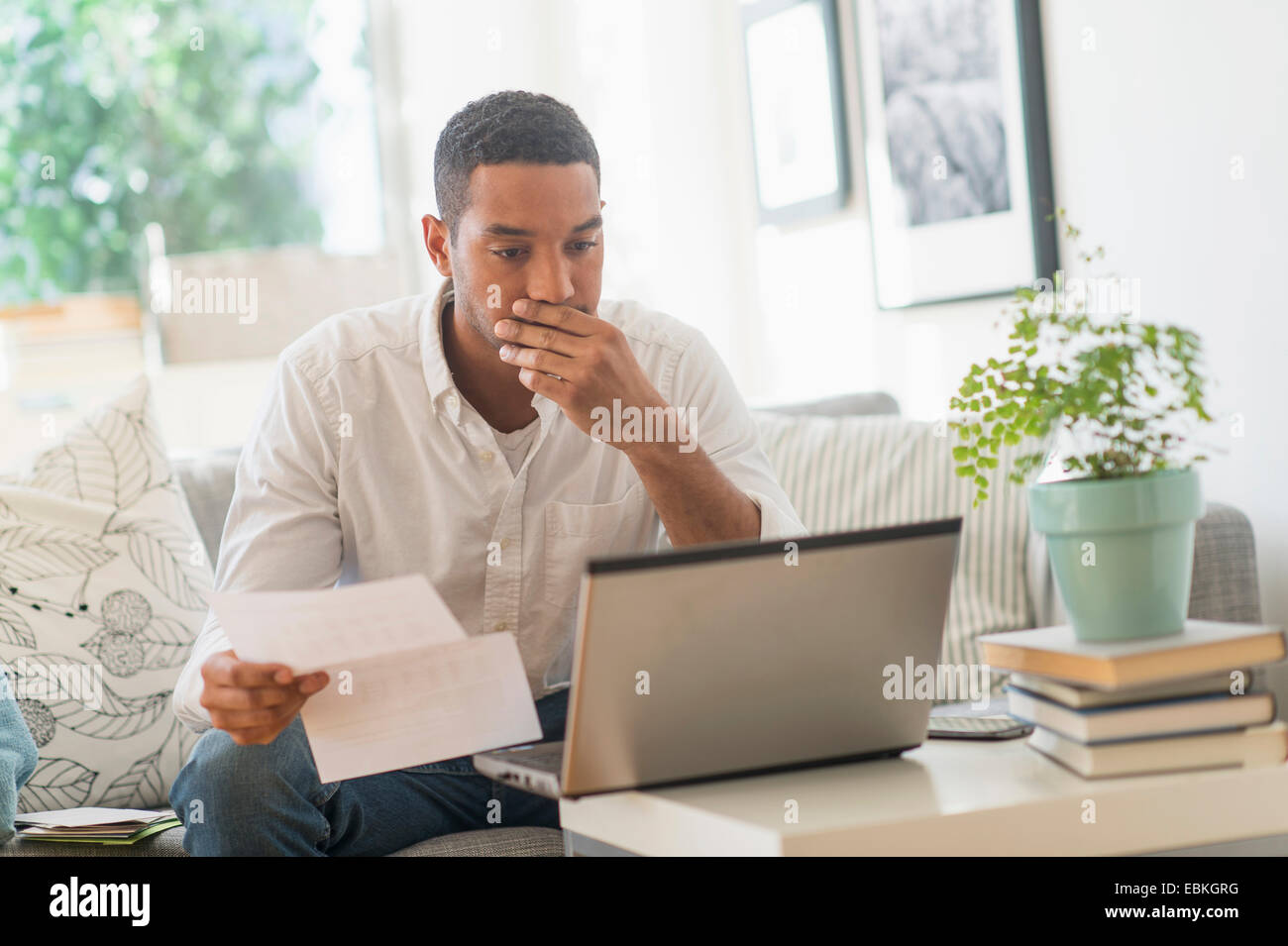 Man bezahlte Rechnungen online Stockfoto