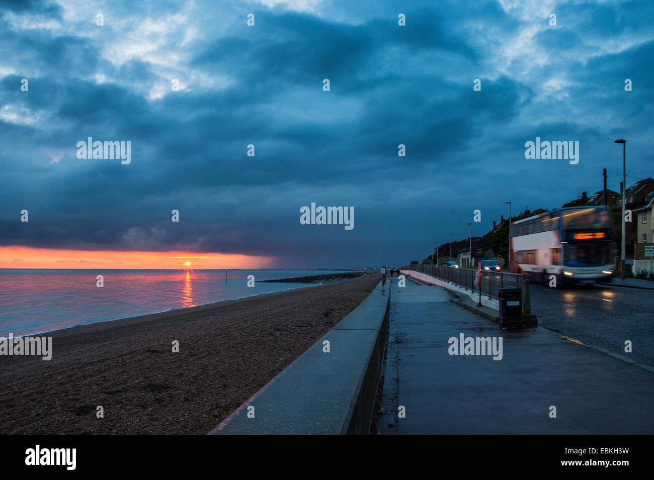 Sandgate Esplanade bei Sonnenuntergang mit dunklen, stimmungsvolle Himmel, Folkestone, Kent, UK Stockfoto