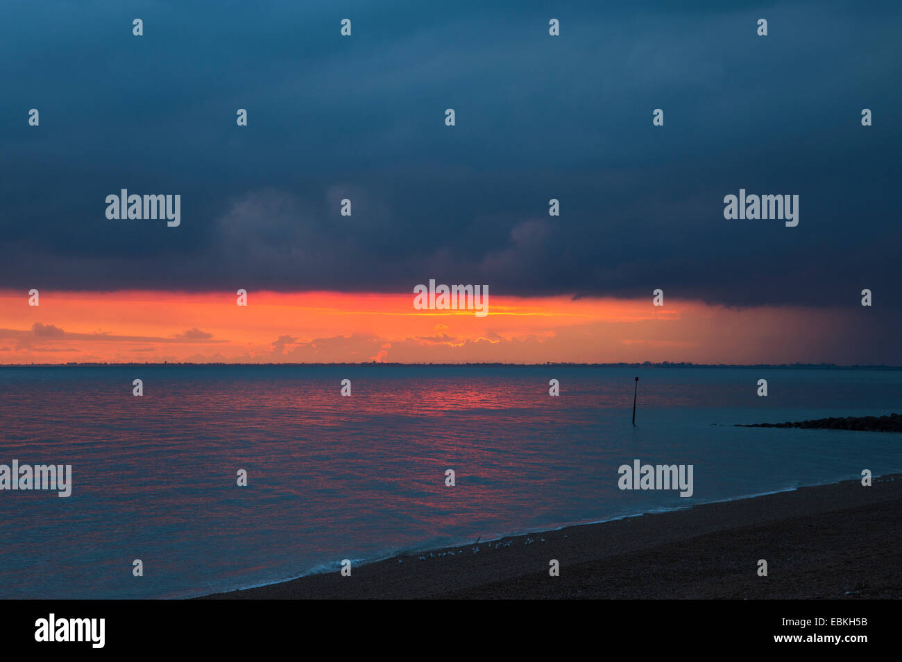 Sandgate Esplanade bei Sonnenuntergang mit dunklen, stimmungsvolle Himmel, Folkestone, Kent, UK Stockfoto