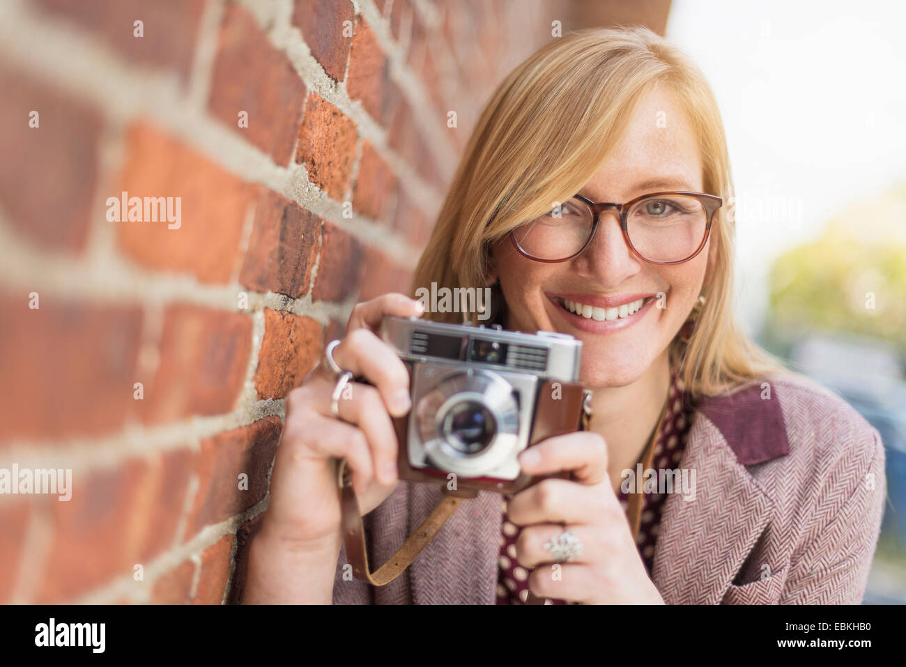 Frau mit Vintage-Kamera Stockfoto