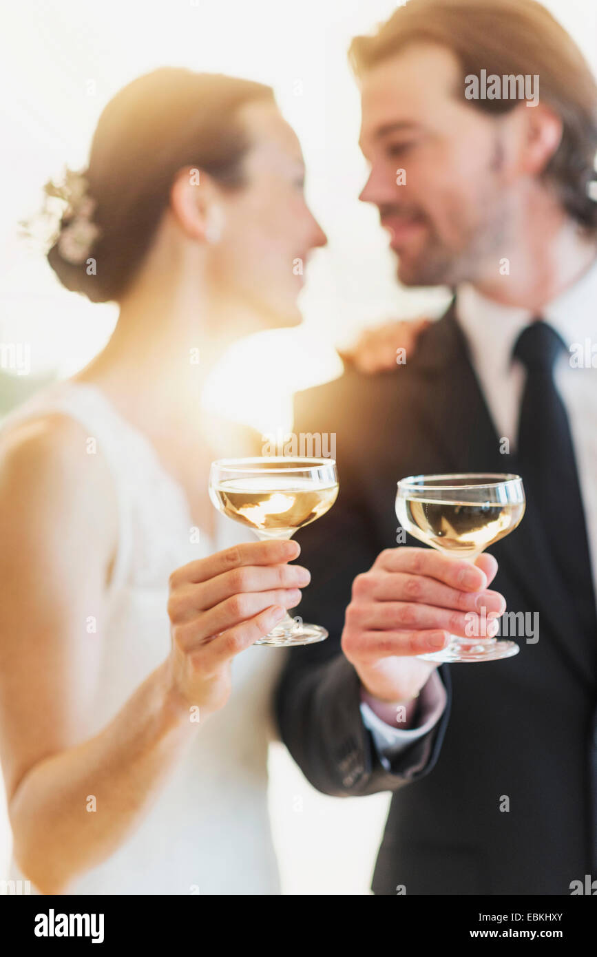 Braut und Bräutigam Toasten mit Champagner Stockfoto
