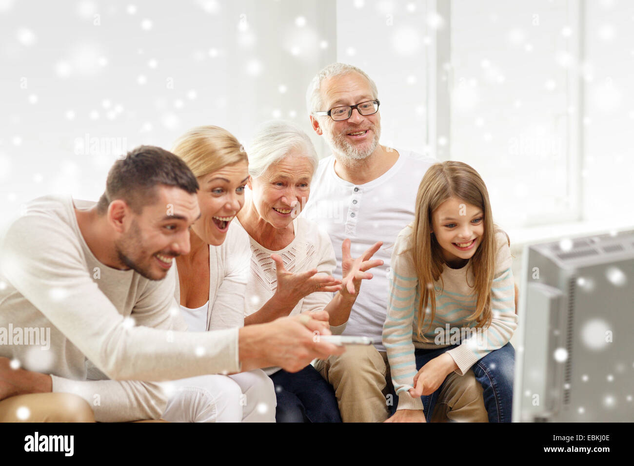 glückliche Familie vor dem Fernseher zu Hause Stockfoto