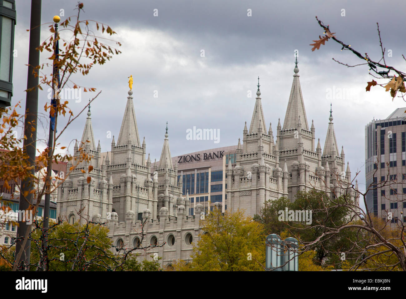 Salt Lake City, Utah - The Salt-Lake-Tempel der Kirche Jesu Christi der Heiligen der letzten Tag (Mormonen), neben Zions Bank. Stockfoto