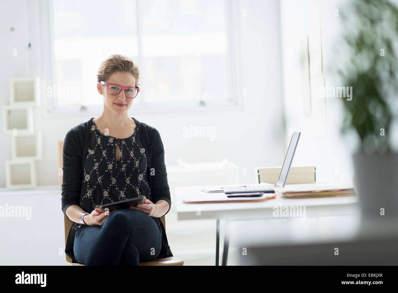 Porträt der Geschäftsfrau mit digital-Tablette in office Stockfoto