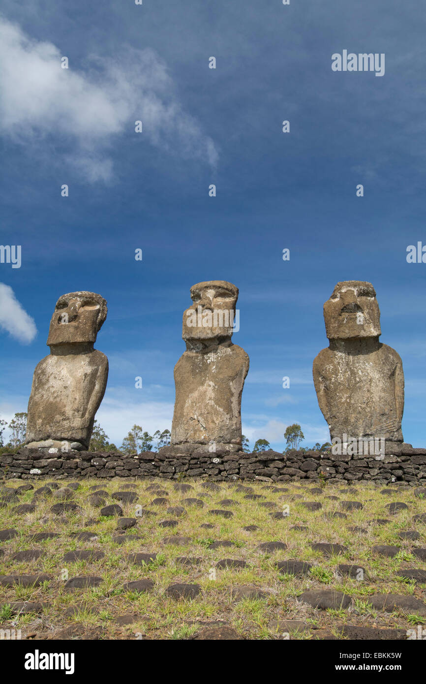 Chile, Osterinsel aka Rapa Nui. Ahu Akivi, zeremonielle Plattform mit sieben restaurierte stehenden Moai Statuen. Stockfoto