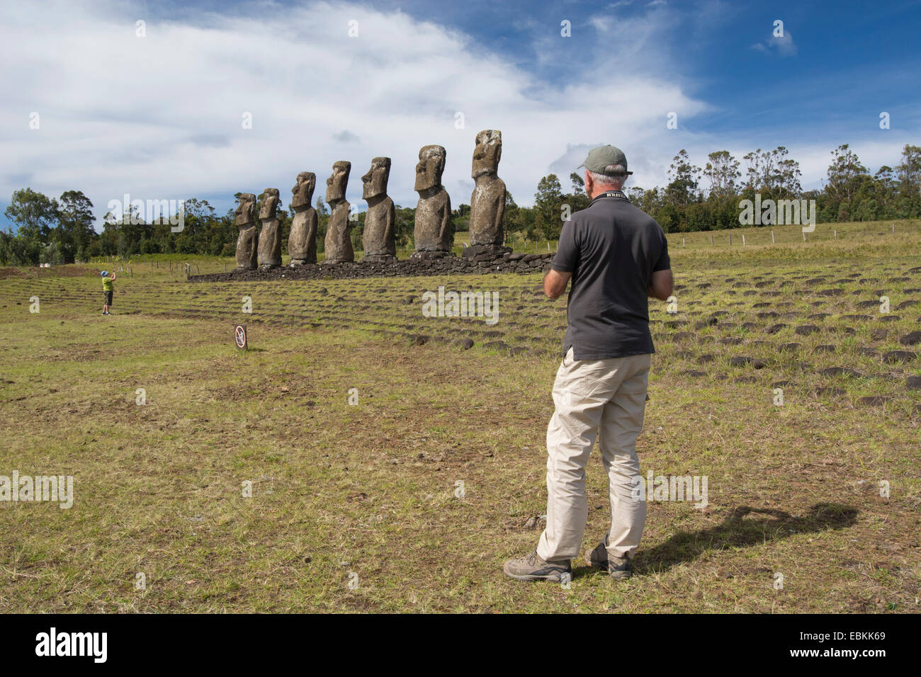 Chile, Osterinsel aka Rapa Nui. Ahu Akivi, zeremonielle Plattform mit sieben restaurierte stehenden Moai Statuen. Stockfoto