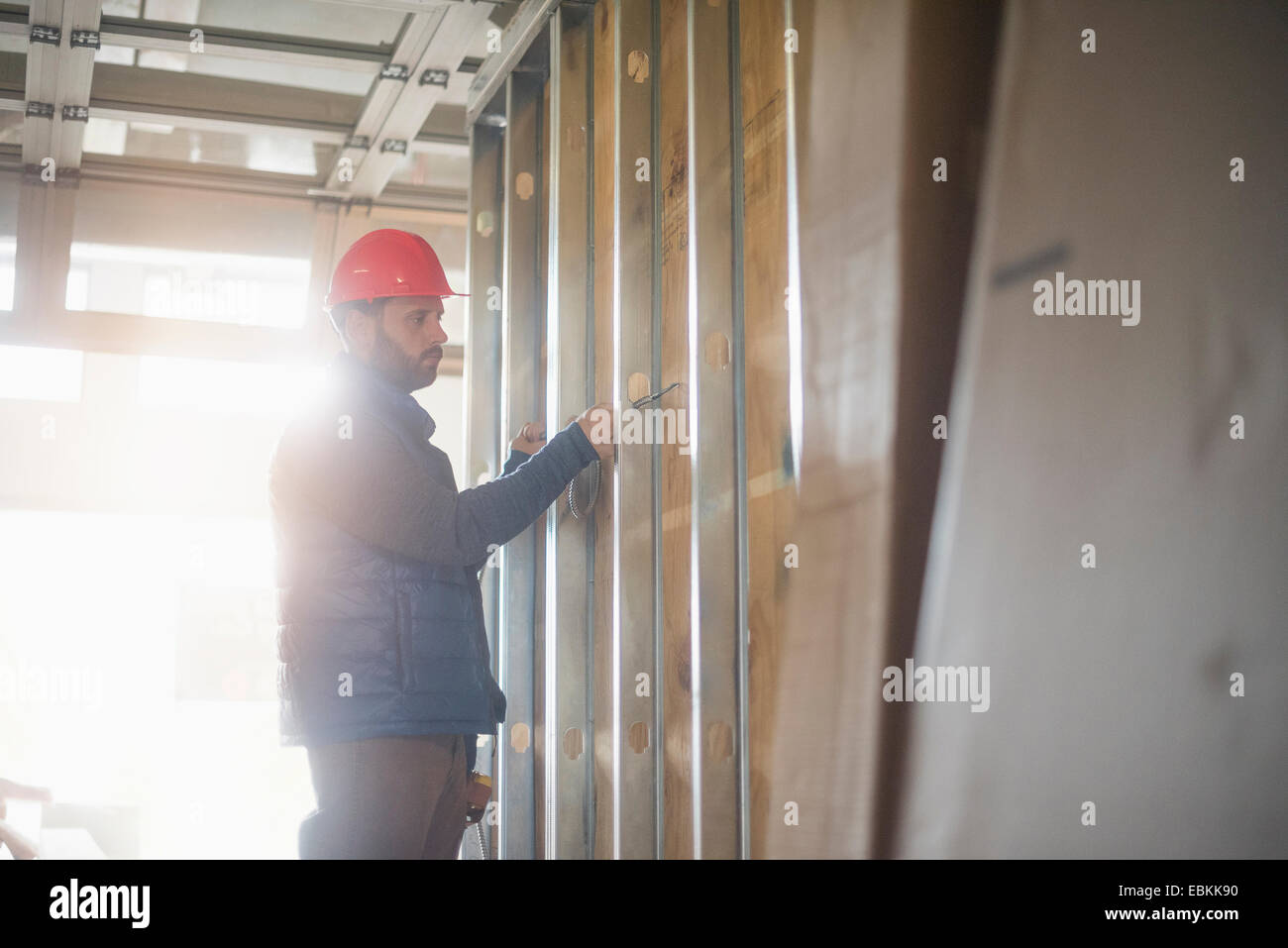 Mann arbeitet auf Baustelle Stockfoto