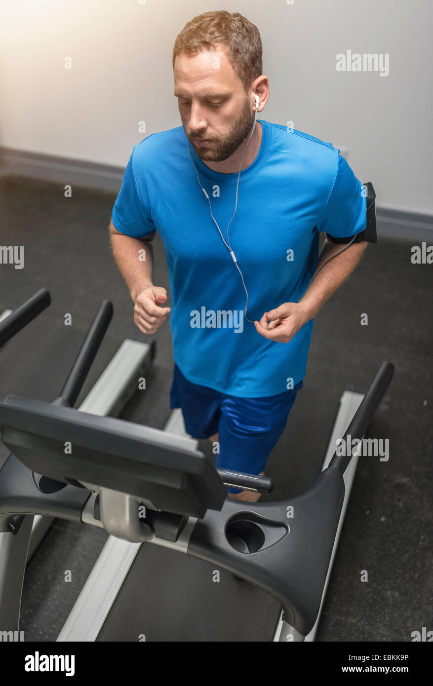 Mitte erwachsenen Mannes Training auf Laufband Stockfoto