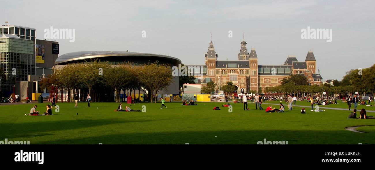 Kulturelle Begegnung im Van Gogh Museum und Rijksmuseum in Amsterdam mit Besuchern, die den ruhigen Park in den Niederlanden und Europa genießen Stockfoto