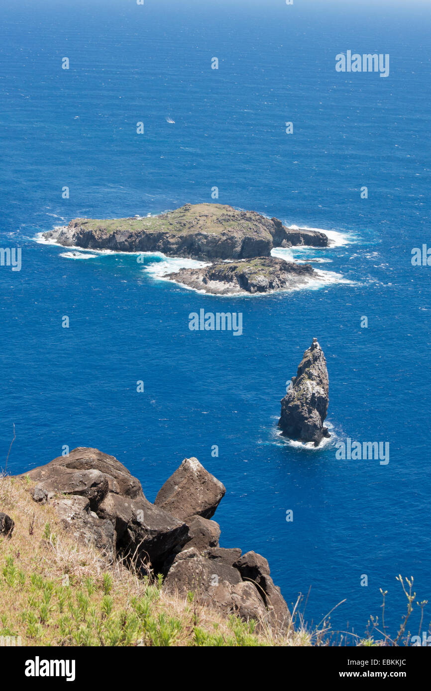 Osterinsel aka Rapa Nui, Orongo, Rapa Nui NP. Übersicht der winzigen Inselchen von Moto Nui, Moto Iti und Moto Kao Kao. Stockfoto