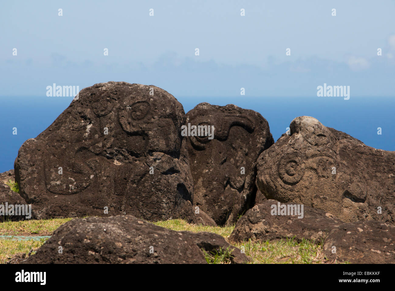 Osterinsel aka Rapa Nui, Orongo, Nationalpark Rapa Nui. Klippen über dem Pazifischen Ozean mit mehr als 1.700 Petroglyphen. Stockfoto