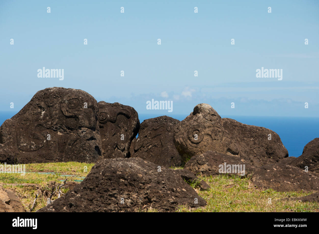 Osterinsel aka Rapa Nui, Orongo, Nationalpark Rapa Nui. Klippen über dem Pazifischen Ozean mit mehr als 1.700 Petroglyphen. Stockfoto