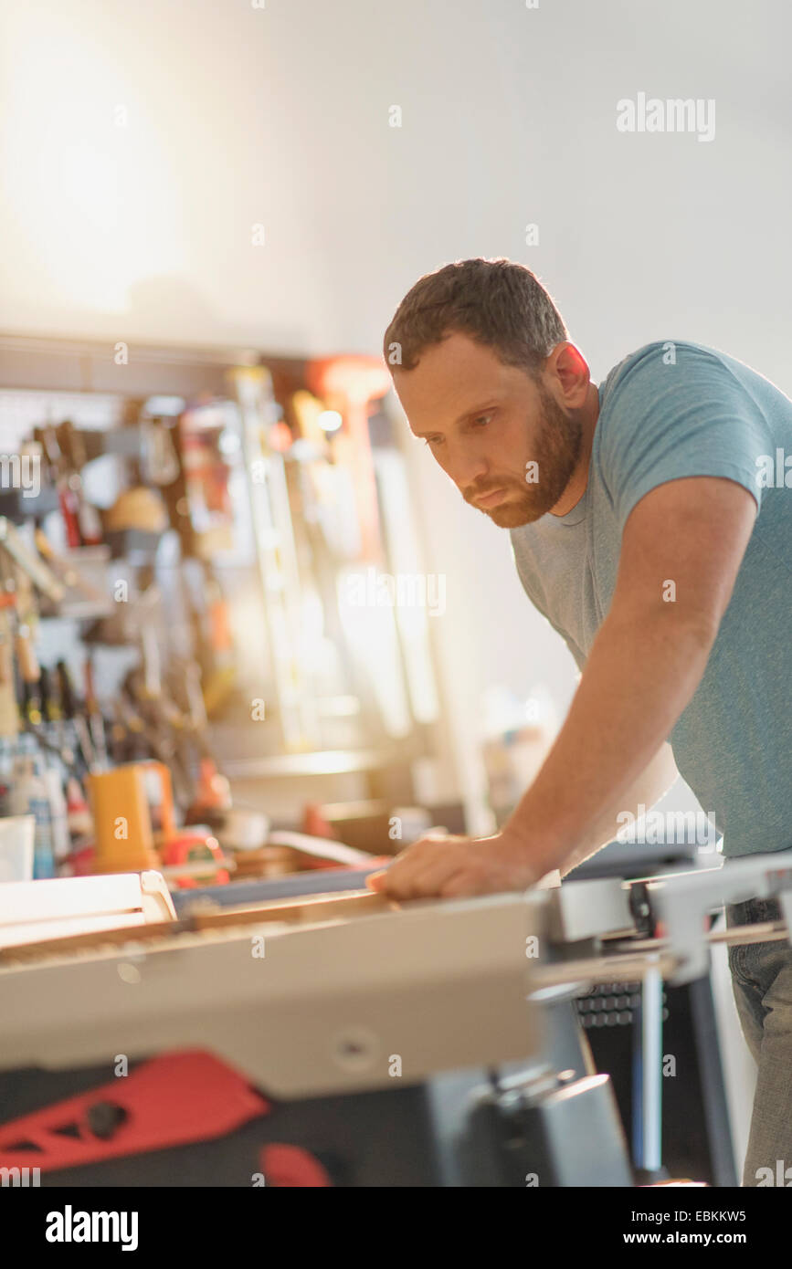 Mann arbeitet in Werkstatt Stockfoto
