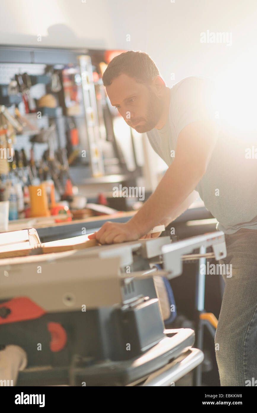 Mann arbeitet in Werkstatt Stockfoto