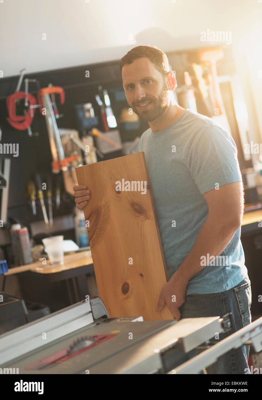 Mann arbeitet in Werkstatt Stockfoto