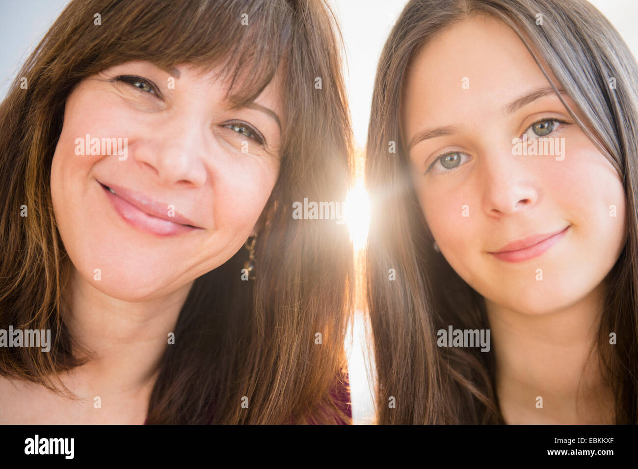 Porträt von lächelnden Mutter und Tochter (14-15) im Innenbereich Stockfoto