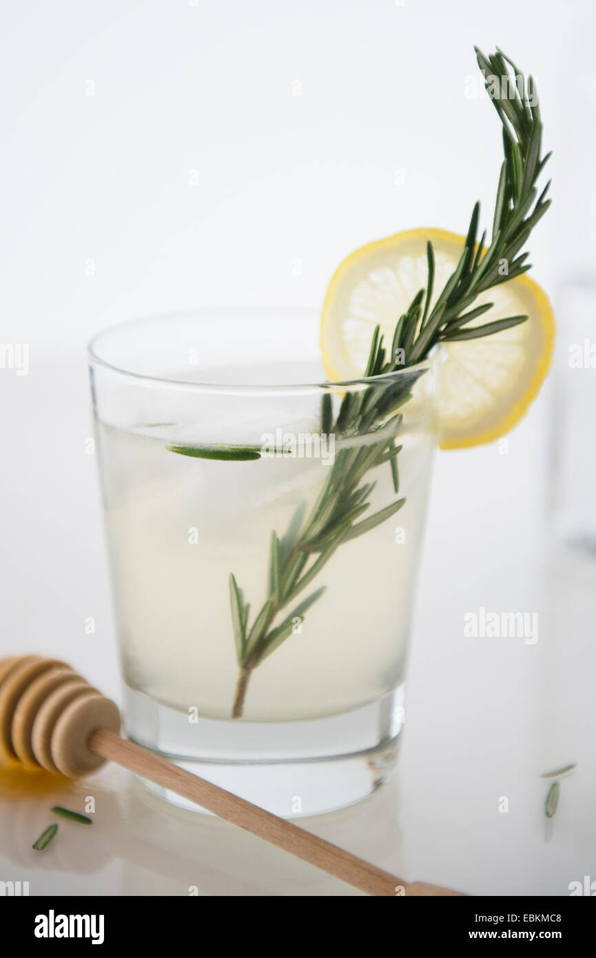 Cocktail mit Zitronenscheibe Stockfoto