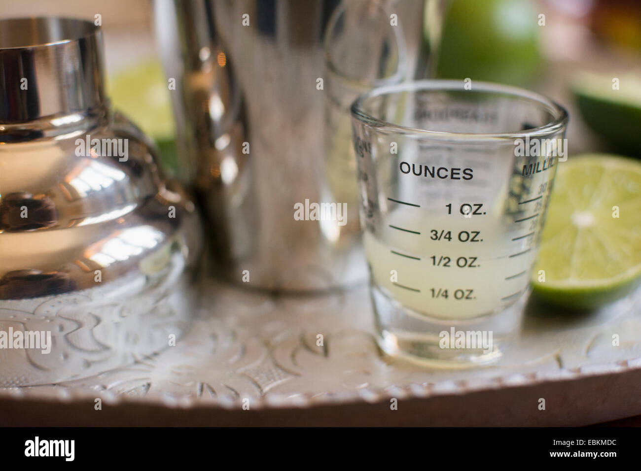 Shot-Glas und cocktail-Shaker auf Tablett Stockfoto