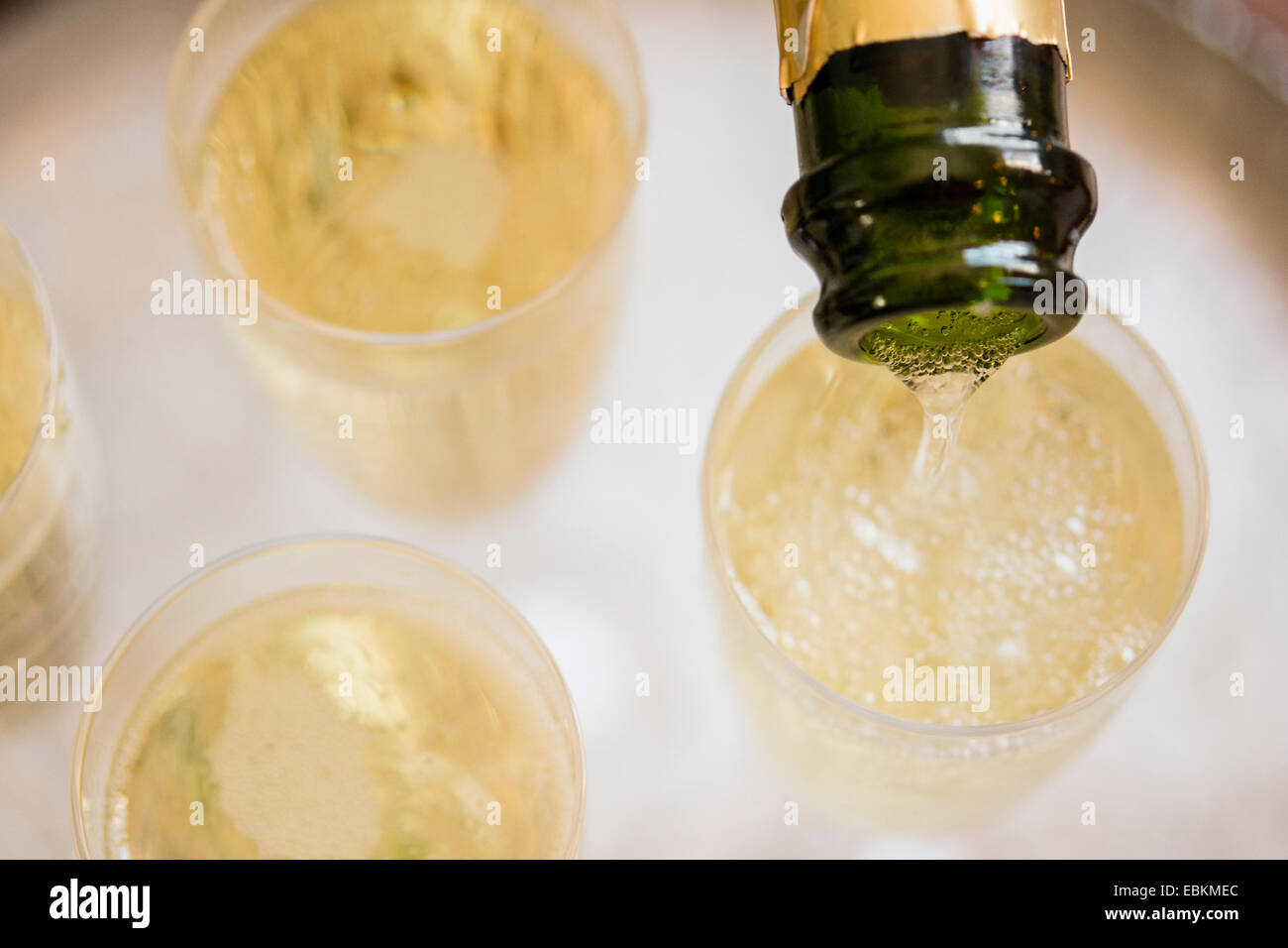 Flasche Champagner und Sektgläser Stockfoto