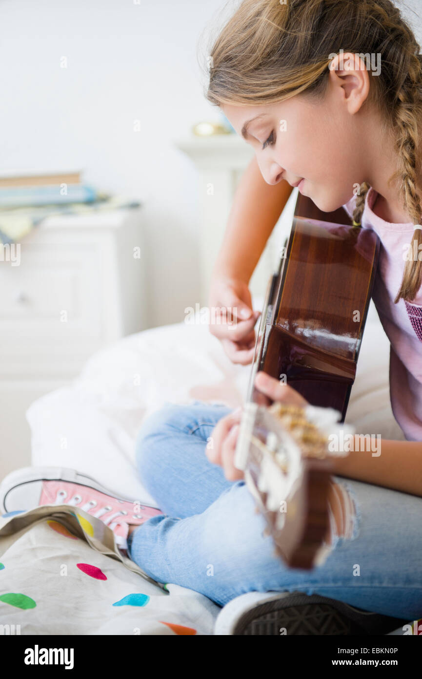 Mädchen (12-13) Gitarre spielen Stockfoto