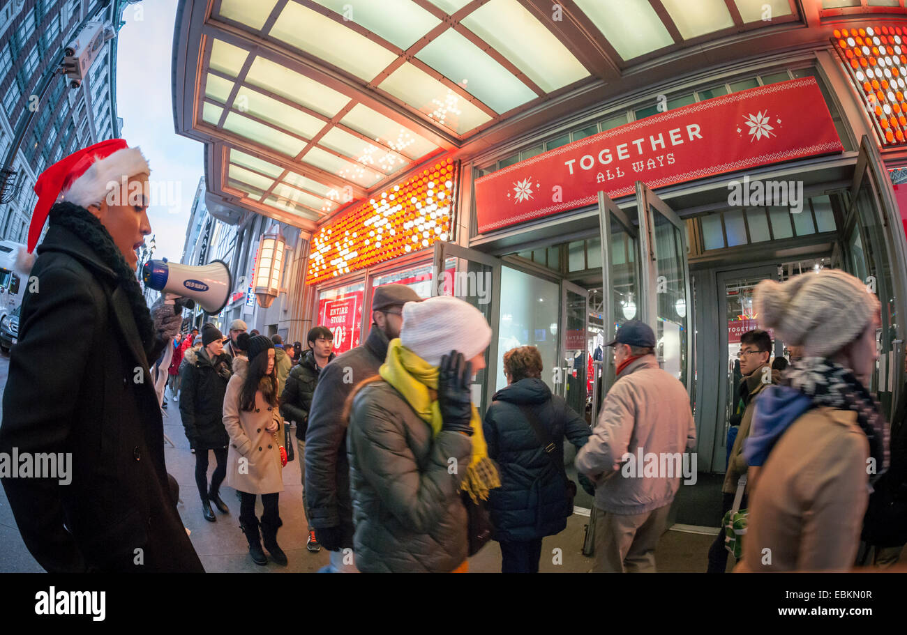 Old Navy Mitarbeiter lockt Käufer in den Laden im Herald Square Einkaufsviertel in New York am Thanksgiving Day Stockfoto