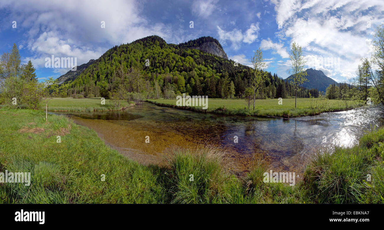 Fluss-Köpfe des Flusses Ammer mit Blick auf Brunnberg und Rappenkopf, Deutschland, Bayern, Oberbayern, Oberbayern Stockfoto