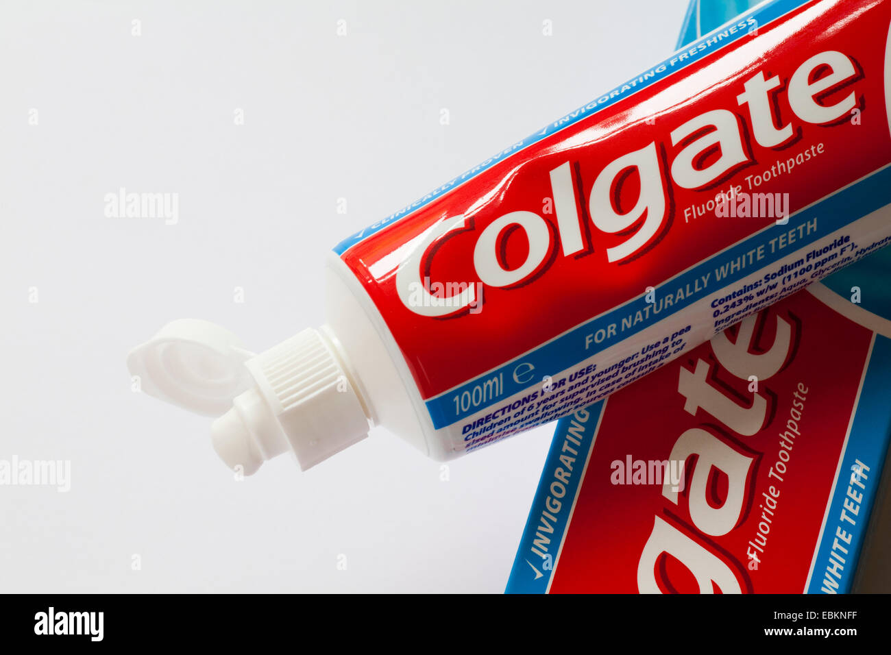 Colgate Deep Whitening Fluorid Zahnpasta mit Deckel auf weißem Hintergrund - colgate Zahnpasten Stockfoto