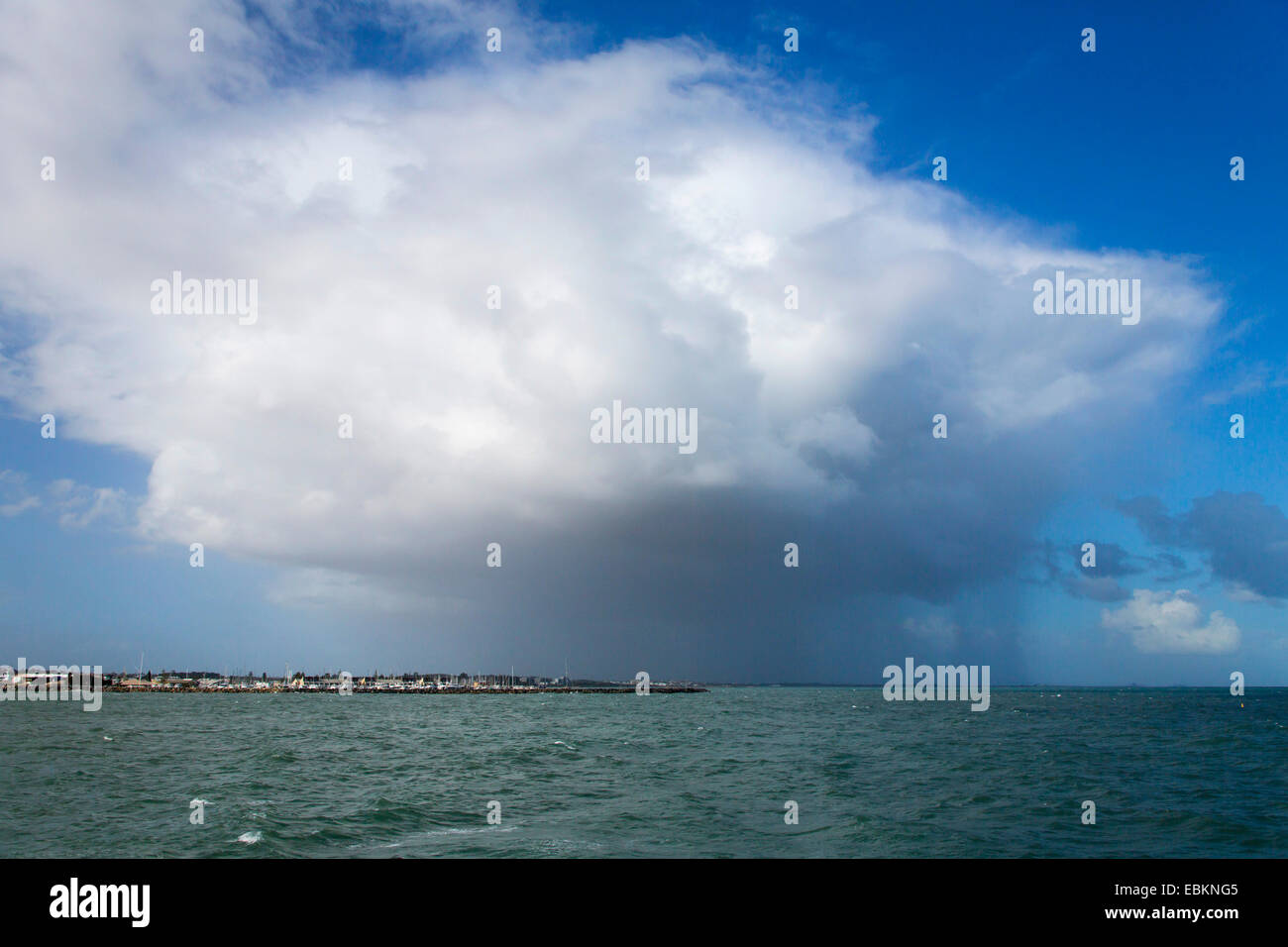 Regenschauer über dem indischen Ozean, Australien, West-Australien, Fremantle Stockfoto