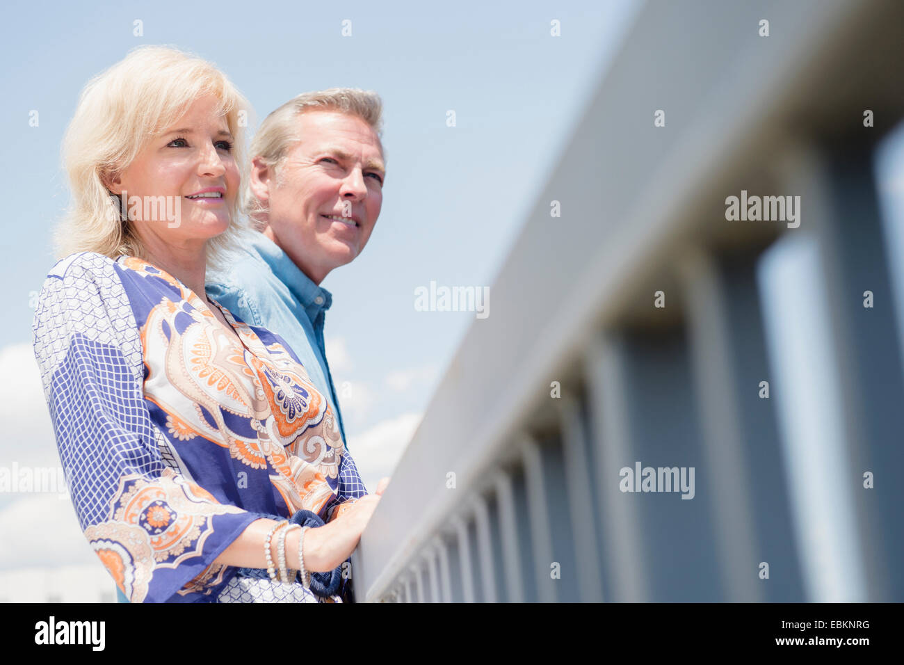 Porträt des Paares stützte sich am Geländer, betrachten Stockfoto