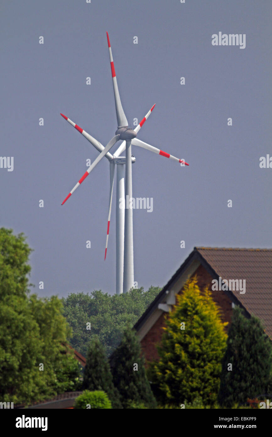 Windkraftanlagen in der Nähe Wohnsiedlung Stockfoto