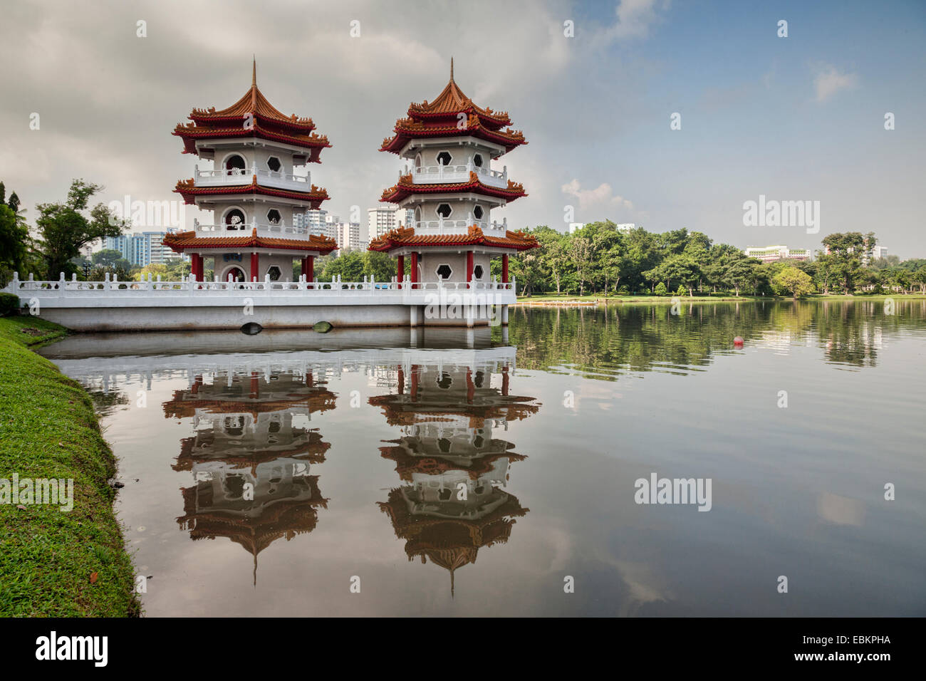 Die Twin Pagoden in reflektiert, Chinese Garden, Singapur. Stockfoto