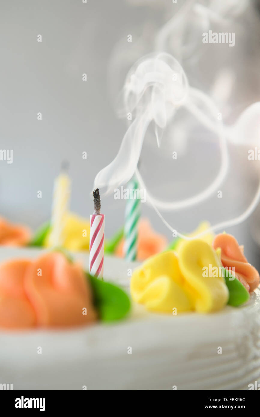 Studio shot der Kerzen auf Kuchen abgeblasen Stockfoto