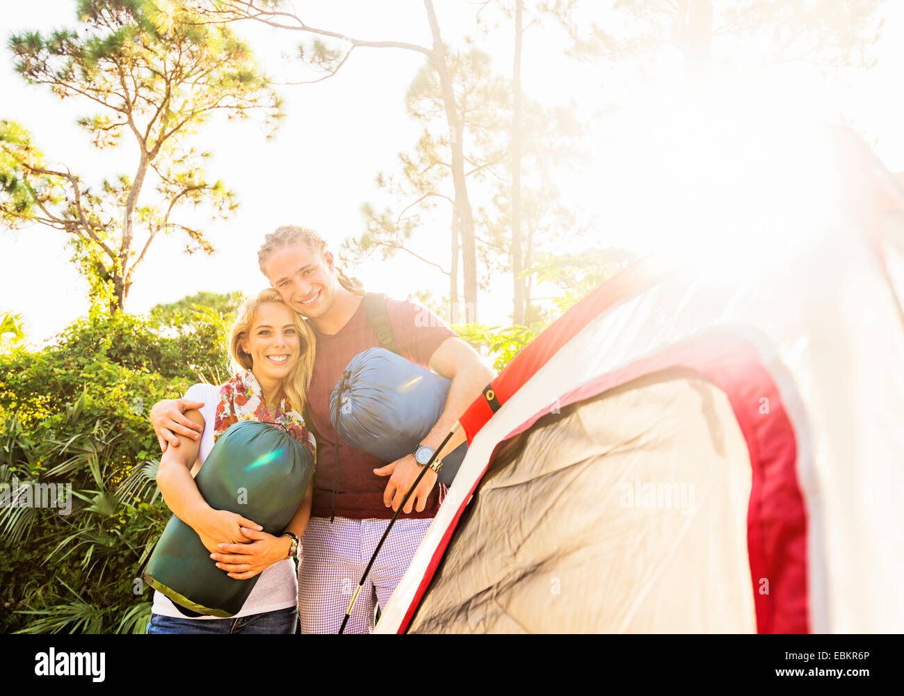 USA, Florida, Tequesta, Porträt des Lächelns paar zusammen neben Zelt steht Stockfoto