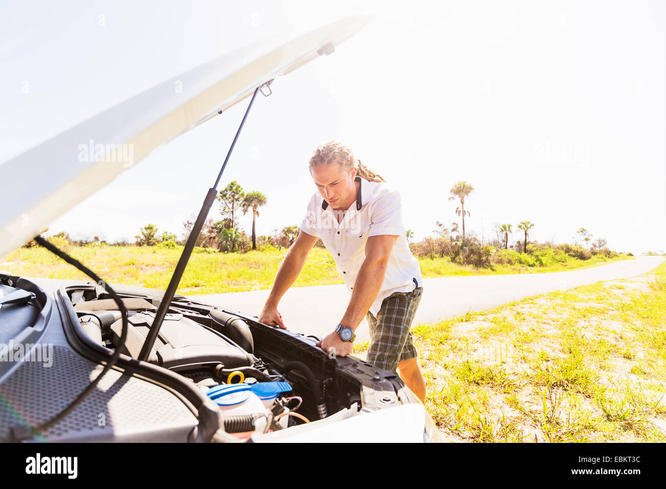 USA, Florida, Tequesta, junger Mann, Blick auf Auto-Motor Stockfoto