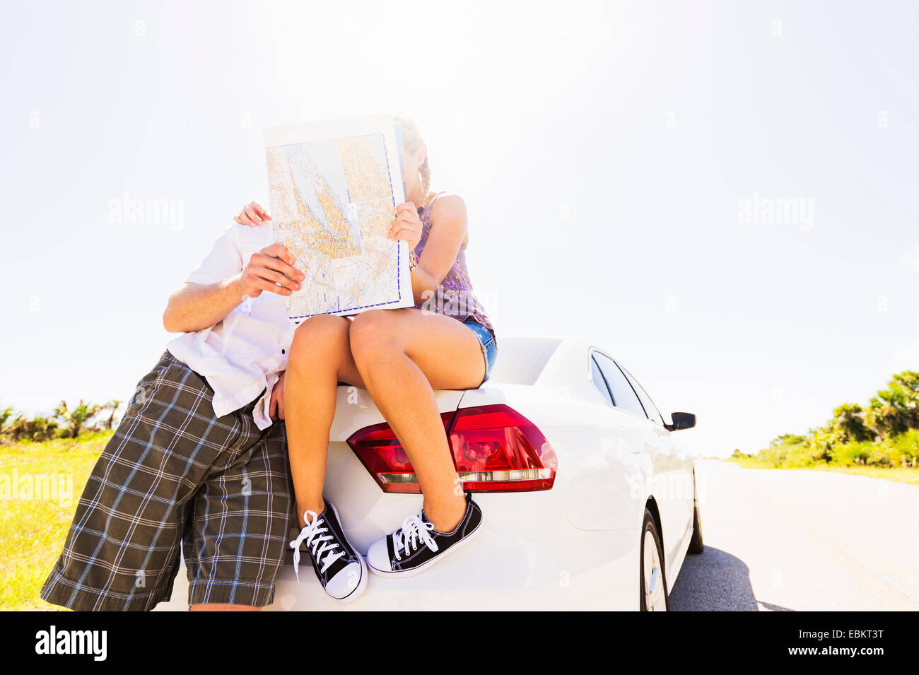 USA, Florida, Tequesta, paar am Rückseite Auto Blick auf Karte Stockfoto