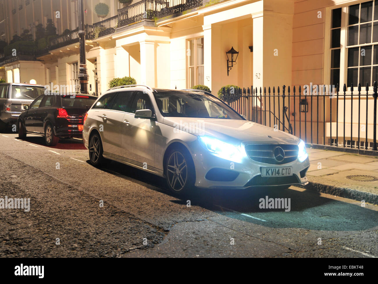 2014 Mercedes Benz E-Class Estate Hybrid geparkt in einem London-Quadrat spät in die Nacht Stockfoto