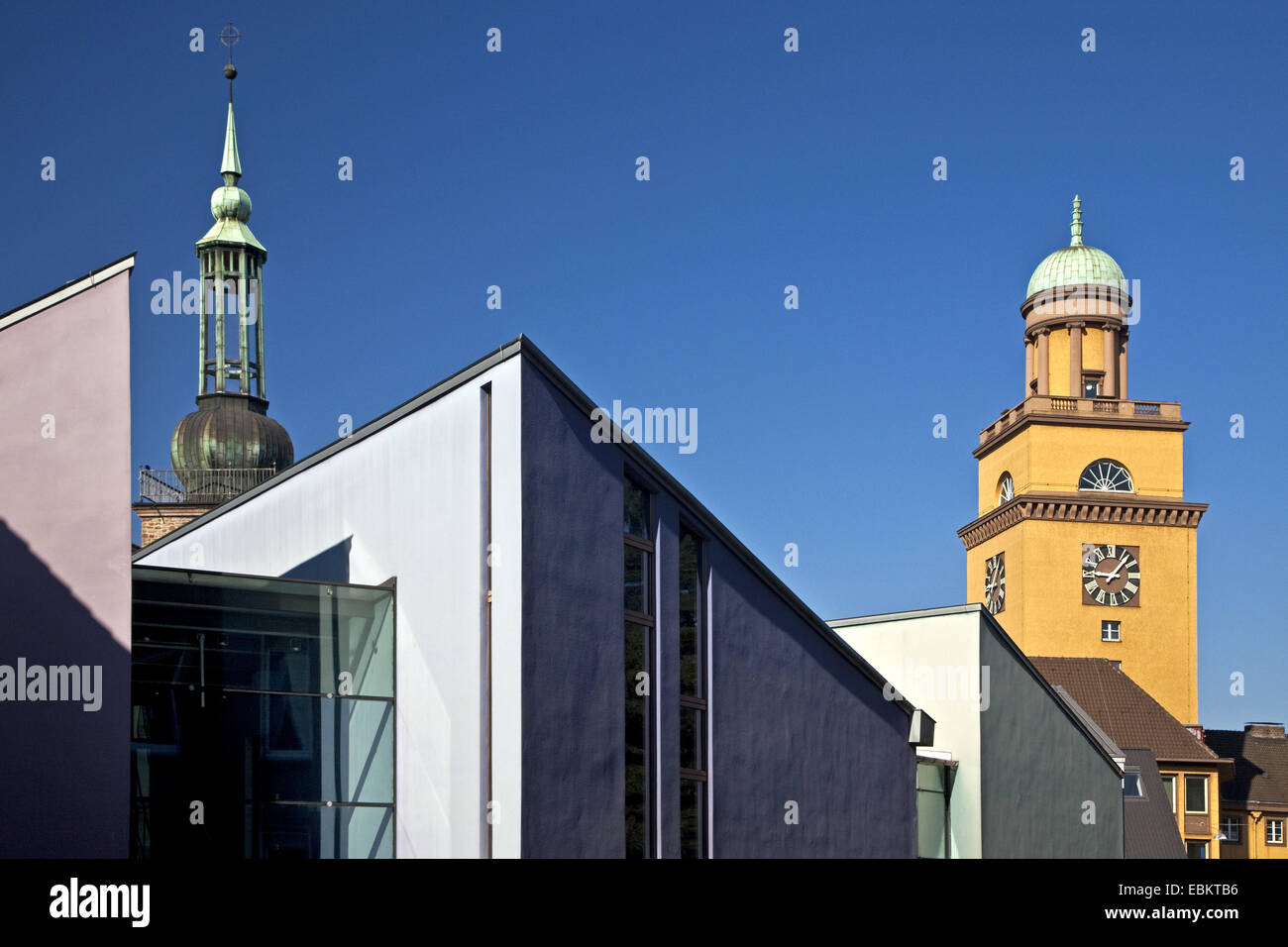 Rathausturm und Johannis Zentrum mit Kirchturm, Witten, Ruhrgebiet, Nordrhein-Westfalen, Deutschland Stockfoto