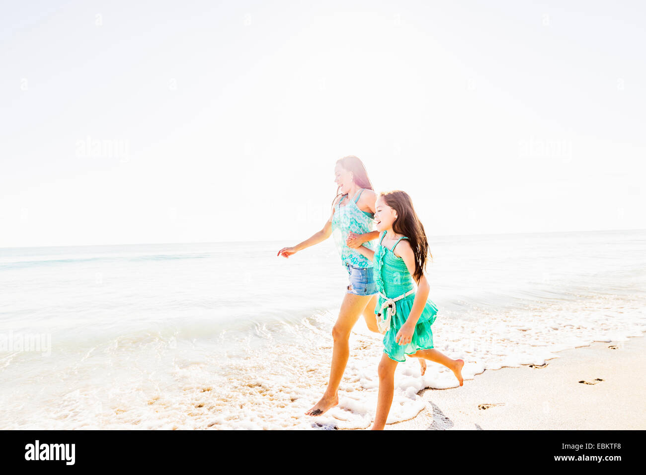 USA, Florida, Jupiter, Mutter und Tochter (6-7) verbringen Zeit zusammen am Strand Stockfoto